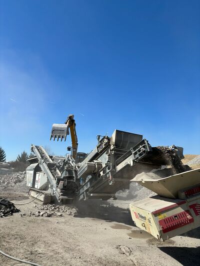 Maschine von Eibisberger bereitet Abbruchmaterial im Strobl Recyclingpark auf