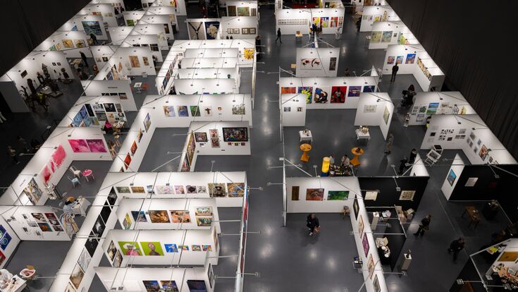 Vogelperspektive auf Ausstellungshalle am 29. ARTfair in Innsbruck 2025.