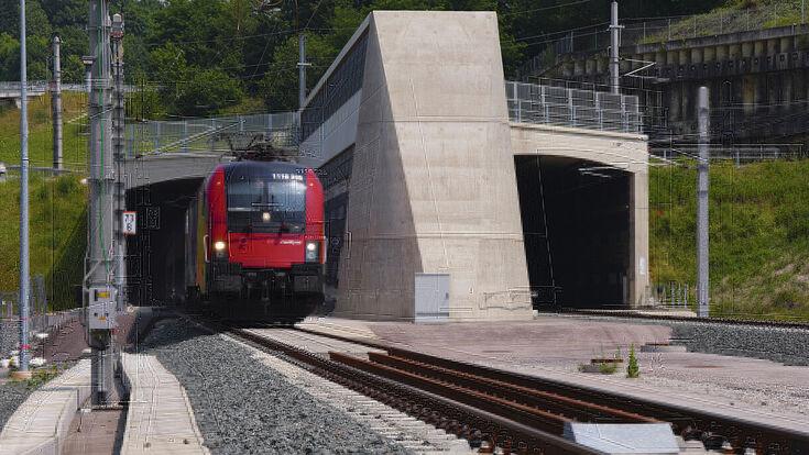 Koralmbahn vor Inbetriebnahme Zug im Portal in Kärnten