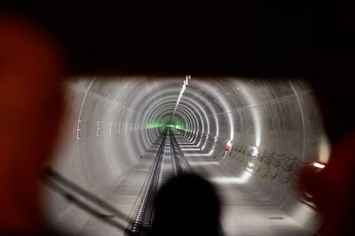 Blick aus der Fahrkabine im Koralmtunnel auf Tunnelröhre