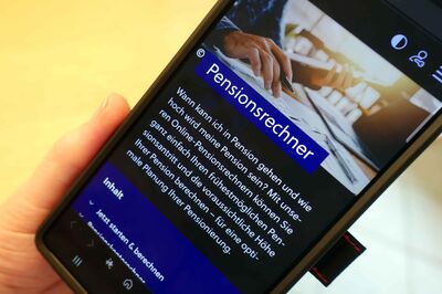 Nahaufnahme von Smartphone-Bildschirm mit Artikel über Pensionsrechner