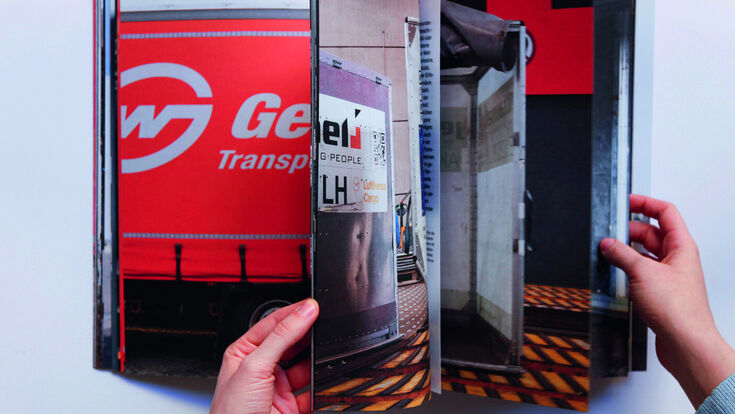 zwei Händen blättern im Atlas-Kundenmagazin des Logistikunternehmens Gebrüder Weiss