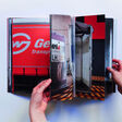zwei Händen blättern im Atlas-Kundenmagazin des Logistikunternehmens Gebrüder Weiss