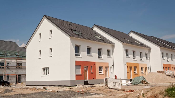 eine Siedlung fast fertig gestellter Einfamilien-Reihenhäuser