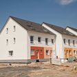 eine Siedlung fast fertig gestellter Einfamilien-Reihenhäuser