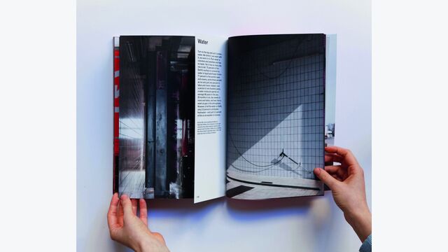 Zwei Hände blättern durch Red Dot award-prämiertes Atlas-Magazin von Gebrüder weiss