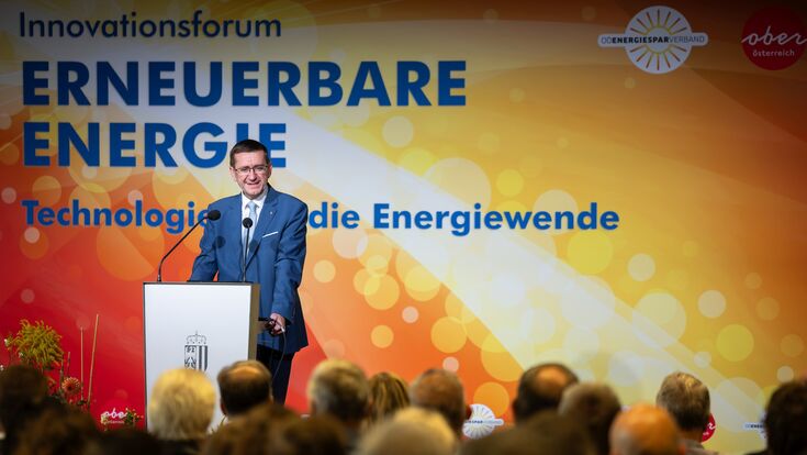 Wirtschafts- und Energie-Landesrat Markus Achleitner bei seiner Eröffnungsrede des Innovationsforums Energie des OÖ. Energiesparverbandes.