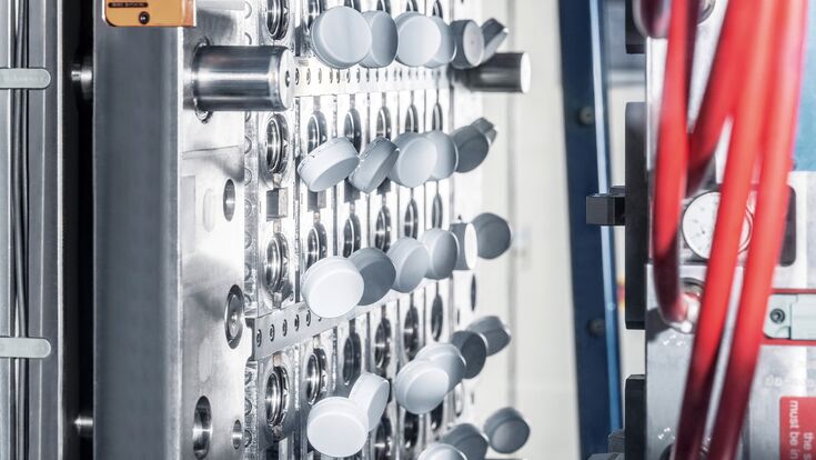 Detailaufnahme auf weiße Kunststoff-Verschlüsse in Produktion von energoplast, nunmehr bei alpla