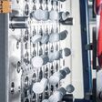 Detailaufnahme auf weiße Kunststoff-Verschlüsse in Produktion von energoplast, nunmehr bei alpla
