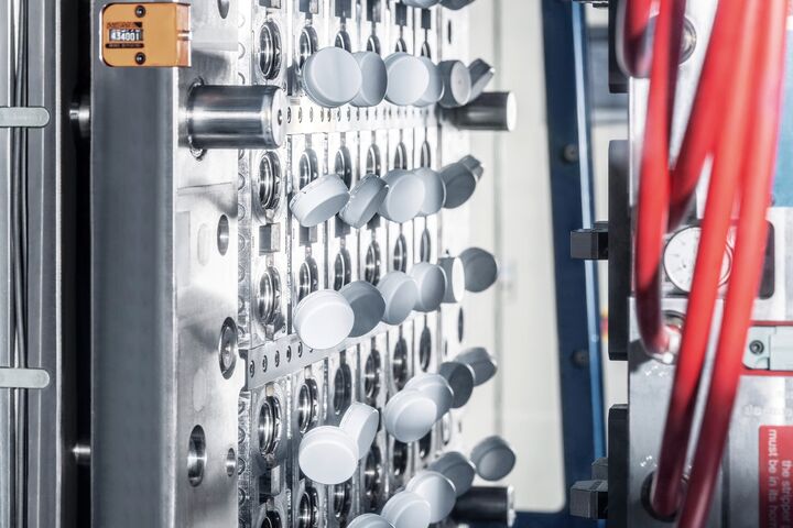 Detailaufnahme auf weiße Kunststoff-Verschlüsse in Produktion von energoplast, nunmehr bei alpla