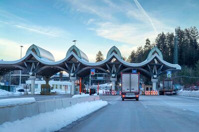 Rückenansicht auf LKW bei österreichisch-slowenischer Grenze beim karawankentunnel im winter