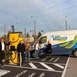 vor Lieferfahrzeug und Schnellladestation: Andreas Sernetz, Managing Director AMIC Energy, Günter Maier, Managing Director AMIC Energy, Ronald Lausch, Chief Sales Officer von SMATRICS, Daniela Suppan, Area Managerin METRO Simmering und METRO Neusiedl am See sowie Nina Mandl, Department Manager FSD Transport & Fleet METRO Österreich.