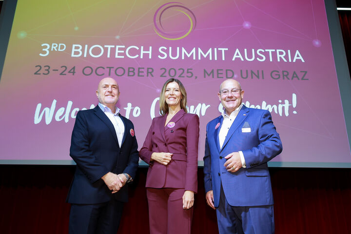 Peter Llewellyn-Davies, Präsident von Biotech Austria, Lejla Pock, Geschäftsführerin von Human.technology Styria, und Klaus Weinberger, Geschäftsführer des Health Hub Tirol beim Biotech Summit in Graz 2025.