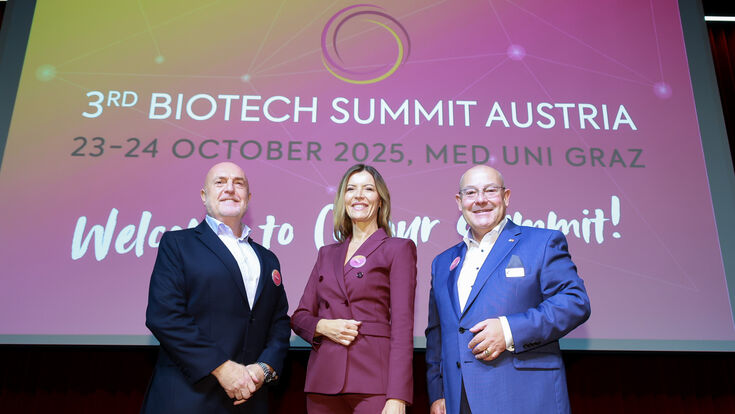 Peter Llewellyn-Davies, Präsident von Biotech Austria, Lejla Pock, Geschäftsführerin von Human.technology Styria, und Klaus Weinberger, Geschäftsführer des Health Hub Tirol beim Biotech Summit in Graz 2025.