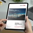 Person liest auf Tablet Bericht über digitale Souveränität in Tirol