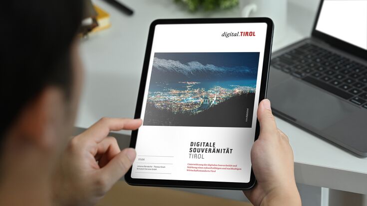 Person liest auf Tablet Bericht über digitale Souveränität in Tirol