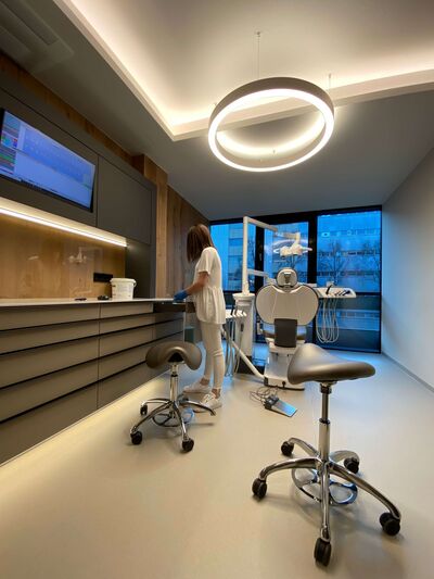Behandlungsraum in der heydents Zahnklinik in Graz, mit Mitarbeiterin