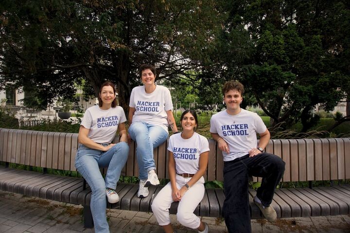 Das österreichische Team der Hacker School auf einer Bank im Freien