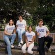 Das österreichische Team der Hacker School auf einer Bank im Freien