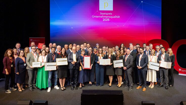Bühne voll mit allen Nominierten am qualityaustria Excellence Day und bei der Verleihung des Staatspreis Unternehmensqualität 2025.