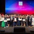 Bühne voll mit allen Nominierten am qualityaustria Excellence Day und bei der Verleihung des Staatspreis Unternehmensqualität 2025.