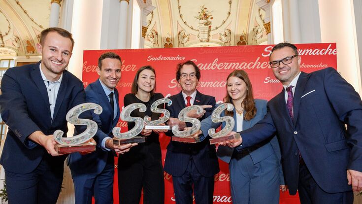 Bei der Verleihung des Hans Roth Umweltpreis 2025 mit Trophäen in Händen: Clemens Bendler, TU Graz; Aleksander Jandric, BOKU; Hanna Kobald, Montanuniversität Leoben; Hans Roth, Saubermacher Gründer; Clara Neuendorf, TU Wien; Markus Schlacher, Universität für Weiterbildung Krems