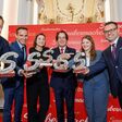 Bei der Verleihung des Hans Roth Umweltpreis 2025 mit Trophäen in Händen: Clemens Bendler, TU Graz; Aleksander Jandric, BOKU; Hanna Kobald, Montanuniversität Leoben; Hans Roth, Saubermacher Gründer; Clara Neuendorf, TU Wien; Markus Schlacher, Universität für Weiterbildung Krems