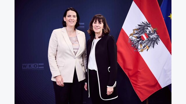 Barbara Thaler gratuliert Martha Schultz zur vierten Amtsperiode als WKO-Vizepräsidentin