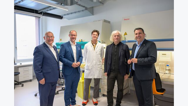 Bei der Besichtigung des Health Hub Tirol: Klaus Weinberger (Geschäftsführer Health Hub Tirol), Landesrat Mario Gerber, Josef Penninger (Genetiker, Mitgründer von Angios in Innsbruck & wissenschaftlicher Geschäftsführer Helmholtz-Zentrum für Infektionsforschung in Braunschweig/Deutschland), Jakob Thönig (Angios) und Marcus Hofer (Geschäftsführer Standortagentur Tirol).