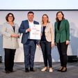 Verleihung der staatlichen Auszeichnung „Familienfreundliche Arbeitgeber“: Claudia Schenner-Klivinyi (Geschäftsführung SinnWin), Dieter Neurauter (Geschäftsführung Coneo), Alexandra Stangl (Geschäftsführung Coneo),  Familienministerin Claudia Plakolm