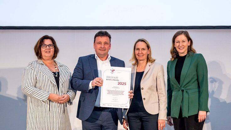 Verleihung der staatlichen Auszeichnung „Familienfreundliche Arbeitgeber“: Claudia Schenner-Klivinyi (Geschäftsführung SinnWin), Dieter Neurauter (Geschäftsführung Coneo), Alexandra Stangl (Geschäftsführung Coneo),  Familienministerin Claudia Plakolm