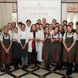 Gruppenfoto mit den Lehrlingen, Hoteldirektion und Abteilungsleiter:innen beim Lehrlingsevent „Next Generation" im Hotel Sacher Salzburg