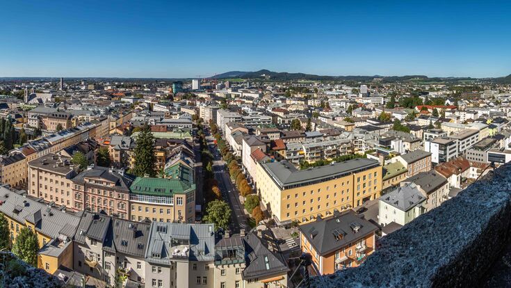 Gewölbter Panoramablick auf Salzburg Stadt vom Kapuzinerberg bw dem Ende des Klettersteigs.