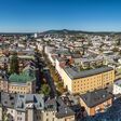 Gewölbter Panoramablick auf Salzburg Stadt vom Kapuzinerberg bw dem Ende des Klettersteigs.