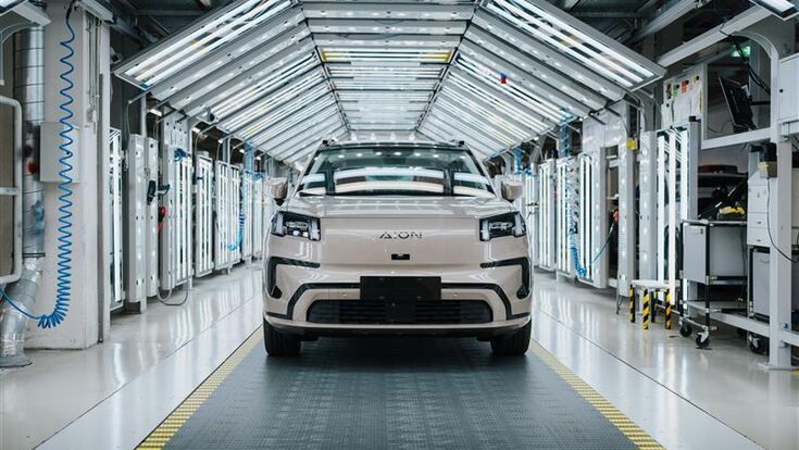 Frontalansicht eines hellen GAC AION V Elektro SUV in der Produktionshalle