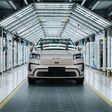Frontalansicht eines hellen GAC AION V Elektro SUV in der Produktionshalle