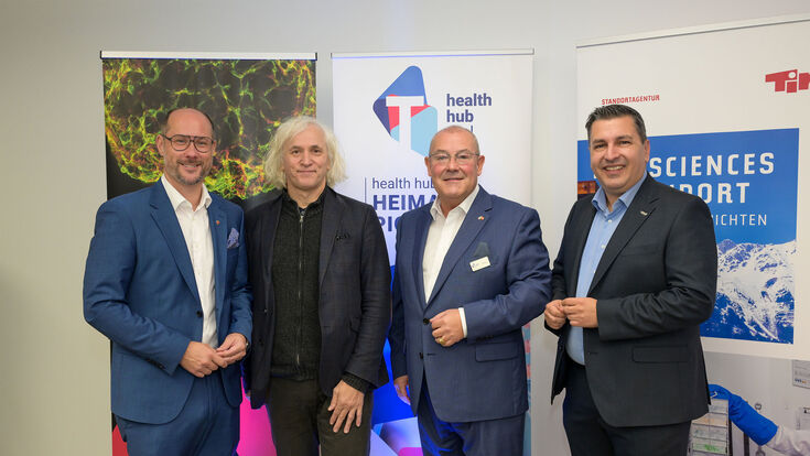 Bei der Eröffnung des Health Hub Tirol 2025: Landesrat Mario Gerber, Josef Penninger (Genetiker, Mitgründer von Angios in Innsbruck & wissenschaftlicher Geschäftsführer Helmholtz-Zentrum für Infektionsforschung in Braunschweig/Deutschland), Klaus Weinberger (Geschäftsführer Health Hub Tirol) und Marcus Hofer (Geschäftsführer Standortagentur Tirol).
