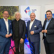Bei der Eröffnung des Health Hub Tirol 2025: Landesrat Mario Gerber, Josef Penninger (Genetiker, Mitgründer von Angios in Innsbruck & wissenschaftlicher Geschäftsführer Helmholtz-Zentrum für Infektionsforschung in Braunschweig/Deutschland), Klaus Weinberger (Geschäftsführer Health Hub Tirol) und Marcus Hofer (Geschäftsführer Standortagentur Tirol).