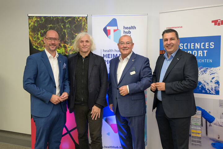 Bei der Eröffnung des Health Hub Tirol 2025: Landesrat Mario Gerber, Josef Penninger (Genetiker, Mitgründer von Angios in Innsbruck & wissenschaftlicher Geschäftsführer Helmholtz-Zentrum für Infektionsforschung in Braunschweig/Deutschland), Klaus Weinberger (Geschäftsführer Health Hub Tirol) und Marcus Hofer (Geschäftsführer Standortagentur Tirol).