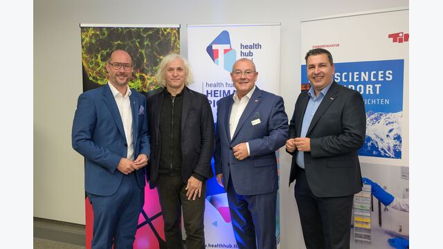 Bei der Eröffnung des Health Hub Tirol: Landesrat Mario Gerber, Josef Penninger (Genetiker, Mitgründer von Angios in Innsbruck & wissenschaftlicher Geschäftsführer Helmholtz-Zentrum für Infektionsforschung in Braunschweig/Deutschland), Klaus Weinberger (Geschäftsführer Health Hub Tirol) und Marcus Hofer (Geschäftsführer Standortagentur Tirol).