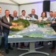 Mit dem Modell des geplanten Terminals Peggau: Franz Mandl, Johannes Wieser, Christoph Pirstinger, Mario Kunasek, Peter Ramskogler (Alpacem), Peter, Antonella & Sara Wanek-Pusset (Eigentümerfamilie Innofreight), Claudia Holzer, Lutz Weber (Alpacem & InterCal), Patrick Derler