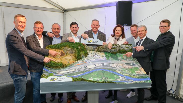 Mit dem Modell des geplanten Terminals Peggau: Franz Mandl, Johannes Wieser, Christoph Pirstinger, Mario Kunasek, Peter Ramskogler (Alpacem), Peter, Antonella & Sara Wanek-Pusset (Eigentümerfamilie Innofreight), Claudia Holzer, Lutz Weber (Alpacem & InterCal), Patrick Derler
