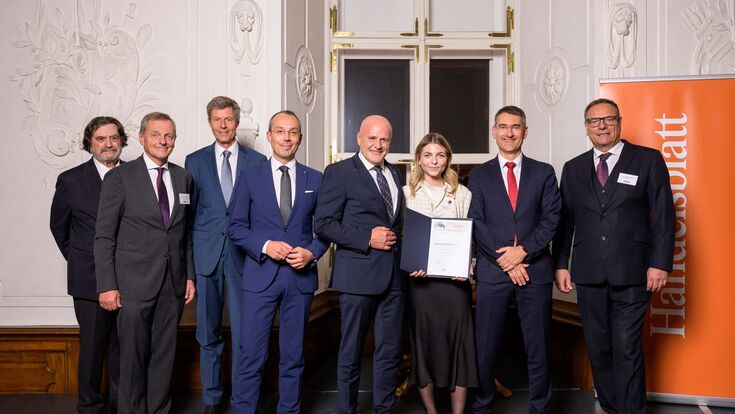 Raiffeisenverband Salzburg nimmt Auszeichnung zum besten Vermögensverwalter entgegen: Hans-Kaspar von Schönfels (Chefredakteur Elite Report), Hans Scharfetter (Abgeordneter des Landes Salzburg), Klaus Hager, Alexander Thaler, Peter Illmer, Johanna Judas, Manfred Quehenberger (alle 5 RVS) und Hans-Jürgen Jakobs (Senior Editor Handelsblatt).