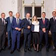 Raiffeisenverband Salzburg nimmt Auszeichnung zum besten Vermögensverwalter entgegen: Hans-Kaspar von Schönfels (Chefredakteur Elite Report), Hans Scharfetter (Abgeordneter des Landes Salzburg), Klaus Hager, Alexander Thaler, Peter Illmer, Johanna Judas, Manfred Quehenberger (alle 5 RVS) und Hans-Jürgen Jakobs (Senior Editor Handelsblatt).