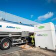 Ein Truck von GreenChem Austria wird mit AdBlue betankt