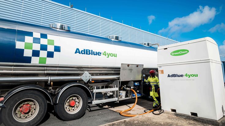 Ein Truck von GreenChem Austria wird mit AdBlue betankt