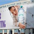 Große Werbefläche mit Vöslauer Mineralwasser Kampagne, die Künstlerin Nina Chuba abgebildet.