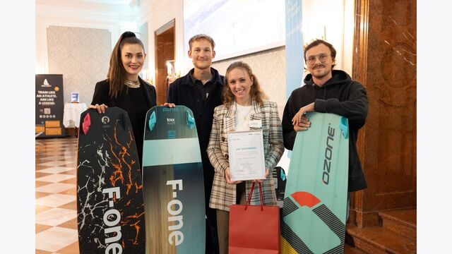 Publikumssieger der salzburger FACTORY 9 Finals: Magdalena Karner (Startup Salzburg), Jan Vojacek, Anna Rauter, Niklas Pasterniak (WAY watersports) mit Wakeboards