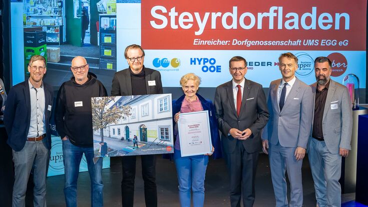 Verleihung des Upperregion award 2025 an den Steyrdorfladen, im Bild: Florian Aigner (Gewerberechtlicher Geschäftsführer Peneder), Michael Atteneder, Christian Spindler und Ruth Pohlhammer (Dorfgenossenschaft UMS EGG), Wirtschafts- und Raumordnungs-Landesrat Markus Achleitner, Werner Pamminger (Geschäftsführer Business Upper Austria), Stefan Heinisch (Geschäftsführer Regionalmanagement OÖ).
