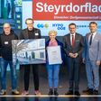 Verleihung des Upperregion award 2025 an den Steyrdorfladen, im Bild: Florian Aigner (Gewerberechtlicher Geschäftsführer Peneder), Michael Atteneder, Christian Spindler und Ruth Pohlhammer (Dorfgenossenschaft UMS EGG), Wirtschafts- und Raumordnungs-Landesrat Markus Achleitner, Werner Pamminger (Geschäftsführer Business Upper Austria), Stefan Heinisch (Geschäftsführer Regionalmanagement OÖ).